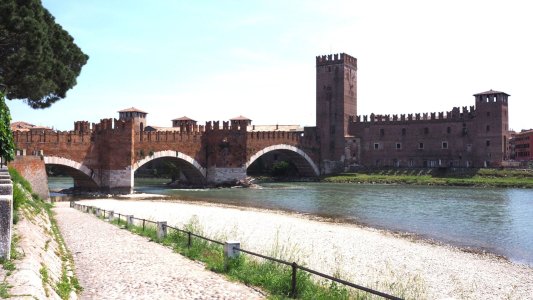 Scaliger Bridge over Adige river in Verona_resized.jpg