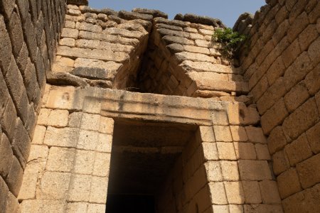 Atreus-grave-entrance.jpg Atreus-grave-entrance.jpg