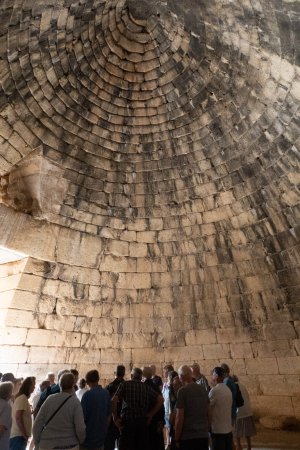 Atreus-grave-interior.jpg Atreus-grave-interior.jpg