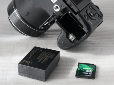 panasonic_fz200_-_p1050318_akku.jpg