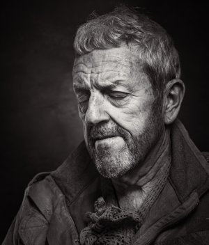 Pete-Portrait-1709-look-down-1600px.jpg