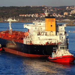 TankerWithTugsGothenburg02RZ.jpg