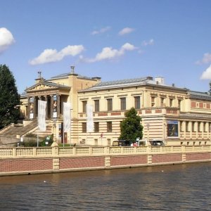 Schwerin staatlichen Museum und Schweriner See.JPG
